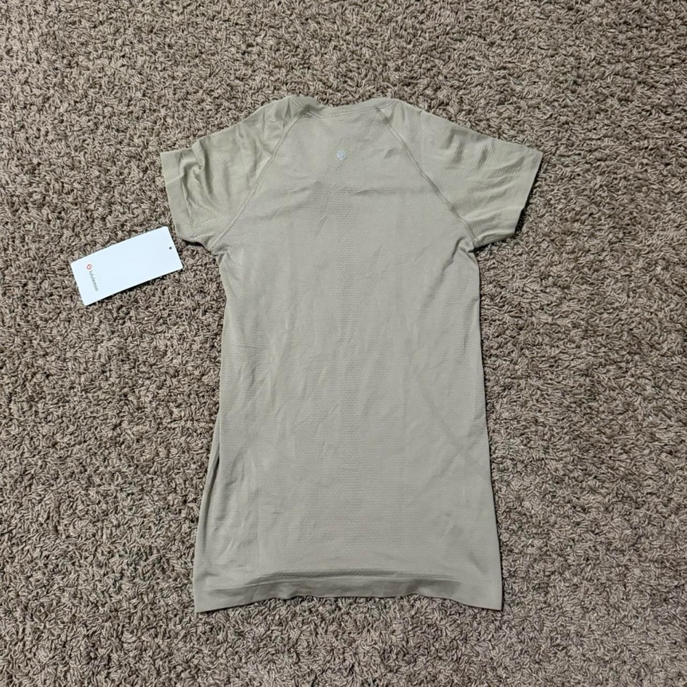 Lululemon NWT Swiftly Tech Short Sleeve Sheer Oak Size 4 - Picture 2 of 4